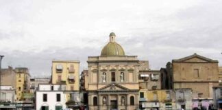 Incredibile a Napoli, water ‘vola’ dalla finestra di un palazzo abbandonato. Residenti esasperati per i continui episodi di vandalismo: “Non ce la facciamo più”