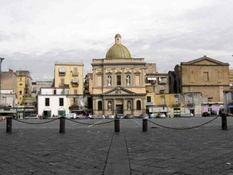 Incredibile a Napoli, water ‘vola’ dalla finestra di un palazzo abbandonato. Residenti esasperati per i continui episodi di vandalismo: “Non ce la facciamo più”