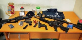 Controllo anti Coronavirus, 56enne napoletano in giro con lo stemma della polizia e arsenale: in casa nascondeva 3 pistole e 3 fucili