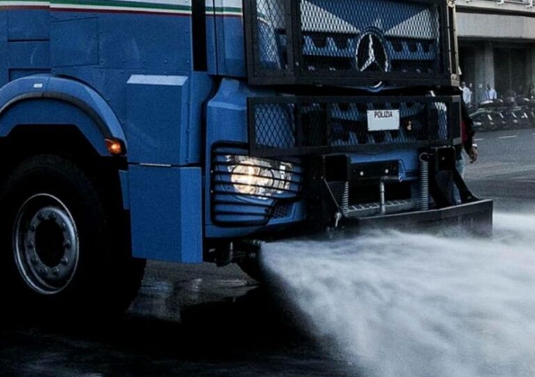 Coronavirus, a Napoli si reinventano gli interventi di sanificazione: idranti della polizia per pulire le strade