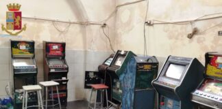 Napoli, giocatore d’azzardo rovina la sua famiglia: la moglie in preda ad una crisi isterica denuncia tutto alla polizia e fa scoprire la sala slot clandestina
