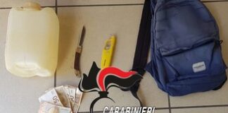 Tenta la rapina a Giugliano, cosparge di benzina gli uffici di un istituto di vigilanza e minaccia la segretaria con un coltello: arrestato 56enne