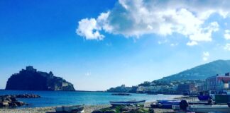 Coronavirus, noncuranti dei divieti prendono il sole e fanno il bagno al mare: 4 persone denunciate tra Ischia e Procida