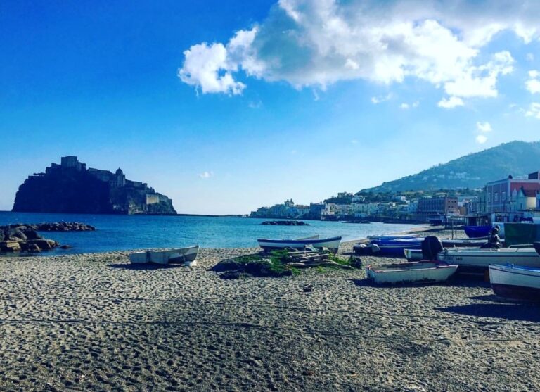 Coronavirus, noncuranti dei divieti prendono il sole e fanno il bagno al mare: 4 persone denunciate tra Ischia e Procida