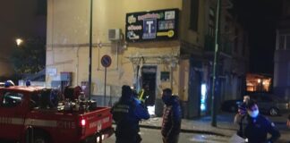 Attentato dinamitardo nel Napoletano, ordigno esplode fuori ad una tabaccheria di San Giovanni a Teduccio: indaga la polizia