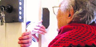 Avellino, si traveste da donna e tenta di truffare anziana: arrestato 19enne