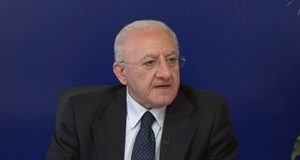 L’ORDINANZA Coronavirus in Campania, le nuove disposizioni del presidente De Luca: saranno concesse le consegne a domicilio solo per alimenti confezionati