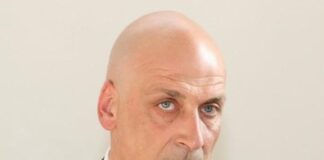 Incredibile a Pozzuoli, in 50 ad una festa condominiale con balli e musica. Il sindaco: “Li denuncio tutti”