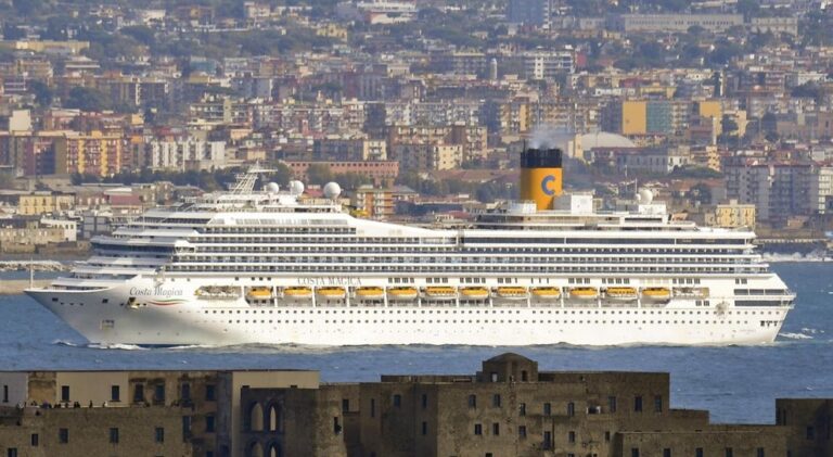 Coronavirus, inizia lo sbarco per i membri dell’equipaggio della Costa Mediterranea: primi rientri a casa per i residenti in Campania