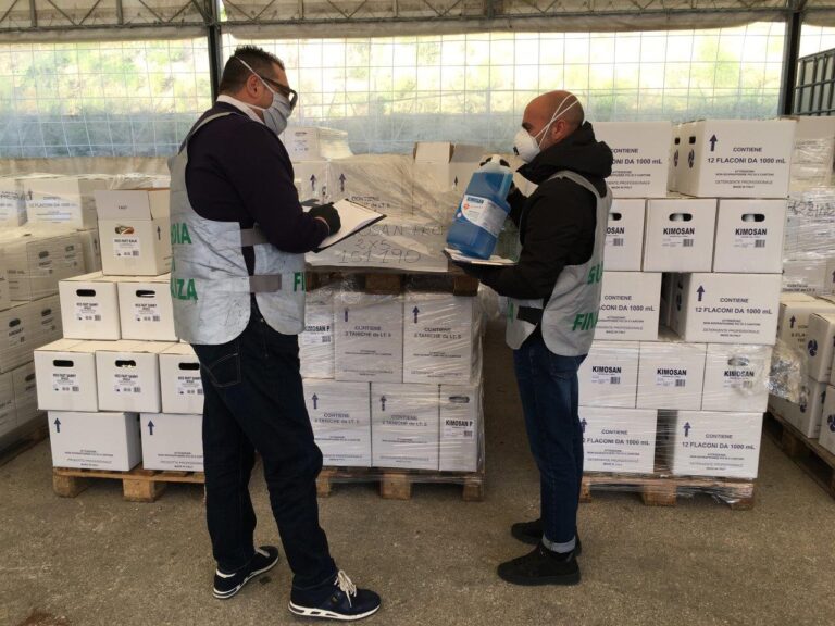 VIDEO Presìdi medico chirurgici senza autorizzazione, scoperta nell’alto Casertano la fabbrica di prodotti farlocchi: 9mila litri e 74mila panni falsi disinfettanti sequestrati