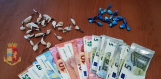 Il Coronavirus non ferma lo spaccio di droga, eroina e coca nel Parco Verde di Caivano: arrestata pusher 44enne