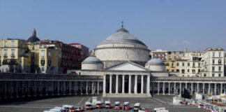 Inno nazionale e sirene accese, l’omaggio delle ambulanze a Napoli: “Rimaniamo a casa, dobbiamo essere determinati”