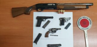 FOTO Minaccia e picchia un extracomunitario, i carabinieri gli trovano in casa un arsenale: arrestato 39enne di Trentola Ducenta