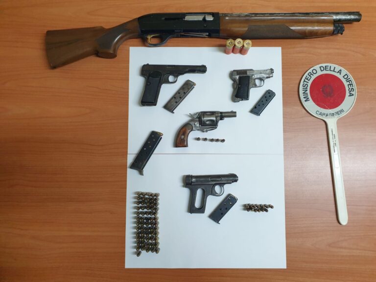 FOTO Minaccia e picchia un extracomunitario, i carabinieri gli trovano in casa un arsenale: arrestato 39enne di Trentola Ducenta