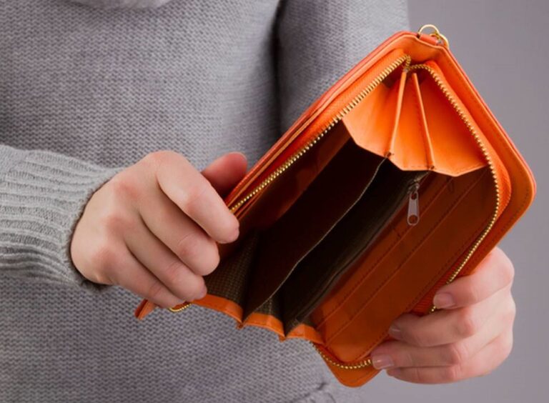 Emergenza economica da Covid, in Campania il 12% delle famiglie ha visto dimezzare le entrate mensili: si taglia sulle spese legate all’alimentazione