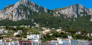 Coronavirus, isole del Golfo di Napoli per la prima volta senza turisti: controlli da cielo, terra e mare per evitare assembramenti. Una sola persona multata