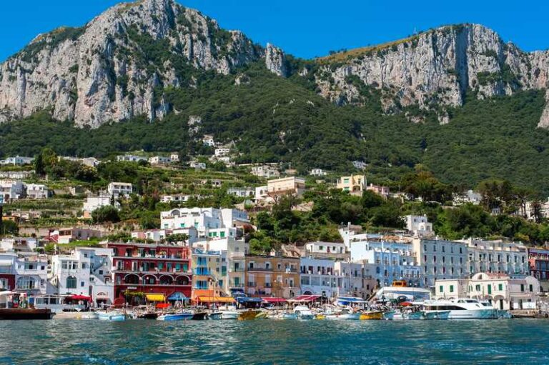 Coronavirus, isole del Golfo di Napoli per la prima volta senza turisti: controlli da cielo, terra e mare per evitare assembramenti. Una sola persona multata
