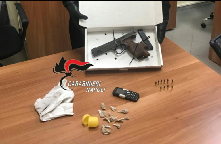 Spaccio di eroina a Scampia, denunciati due pusher di 29 e 21 anni. Ritrovata e sequestrata anche una pistola rubata a Nocera