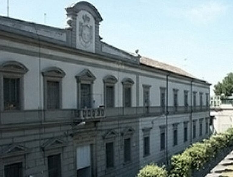 Dramma nel carcere di Aversa, detenuto 35enne si impicca con le lenzuola nella sua cella: disposta l’autopsia