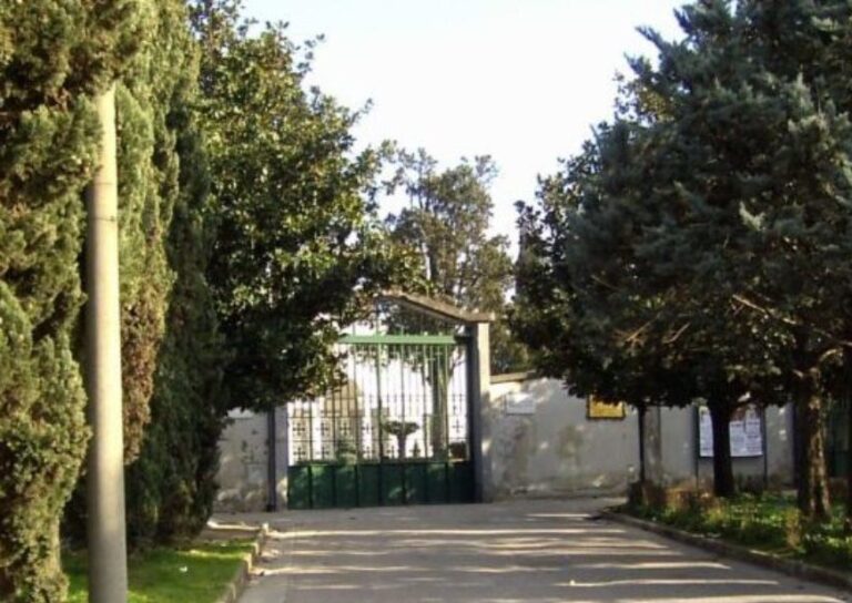 L’ORDINANZA Aversa, riapre il cimitero cittadino: nuovi orari e ingressi per ordine alfabetico. Golia: “Speriamo di poter eliminare presto le limitazioni”