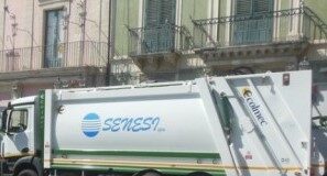Raccolta rifiuti ad Aversa, nella diatriba tra Comune e Senesi i lavoratori vengono lasciati di nuovo senza stipendio: dichiarato lo stato di agitazione