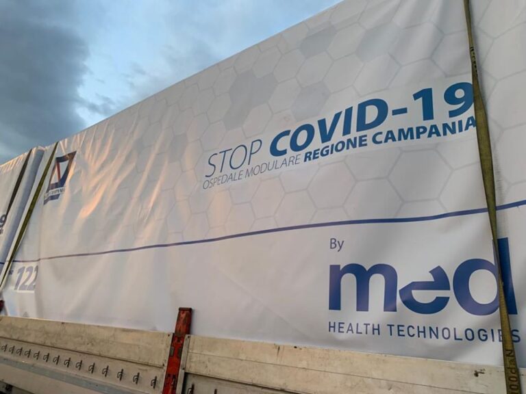 Coronavirus, il presidente De Luca in visita al centro Covid di Napoli in allestimento: “Andiamo avanti e rimaniamo concentrati”