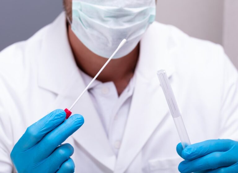 BOLLETTINO CORONAVIRUS IN ITALIA Stabile il numero di decessi: 172 nelle ultime 24 ore, 30.911 totali. Lieve aumento dei contagi. Da inizio epidemia hanno contratto il Covid 221.216 persone