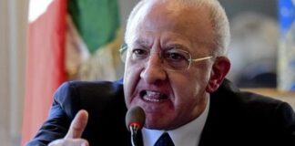 L’ORDINANZA Folla al funerale del sindaco di Saviano, la linea dura di De Luca: città dichiarata ‘zona rossa’ fino al 25 aprile