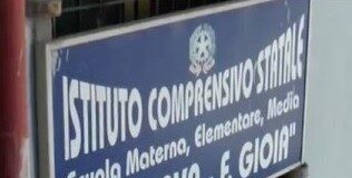 Napoli, le scuole chiuse per l’emergenza Coronavirus vengono prese di mira dai ladri: due colpi nel Rione Materdei