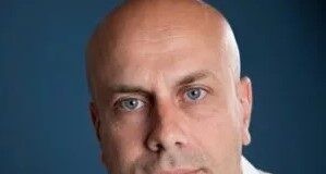 Golia contro Golia, il capogruppo di opposizione impietoso sul primo cittadino aversano: “Solo aria fritta: frasi a effetto, selfie e pizze infornate. Oltre ai social c’è ben poco”