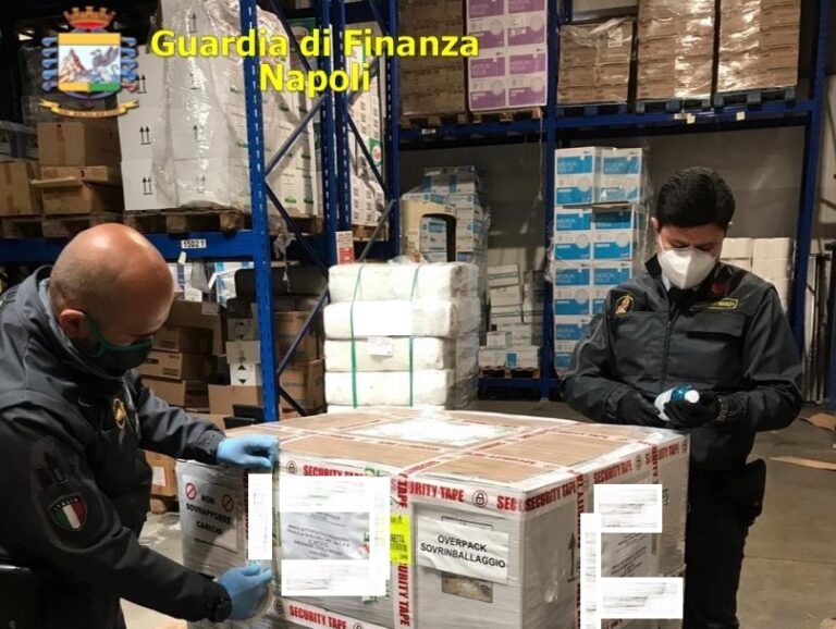Ancora disinfettanti ‘anti covid’ farlocchi nel Napoletano: 1500 flaconi di prodotti sequestrati e grossista di detersivi denunciato