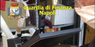 FOTO Fabbrica di mascherine con marchi contraffatti scoperta nel Napoletano: locali e prodotti sequestrati, due responsabili denunciati
