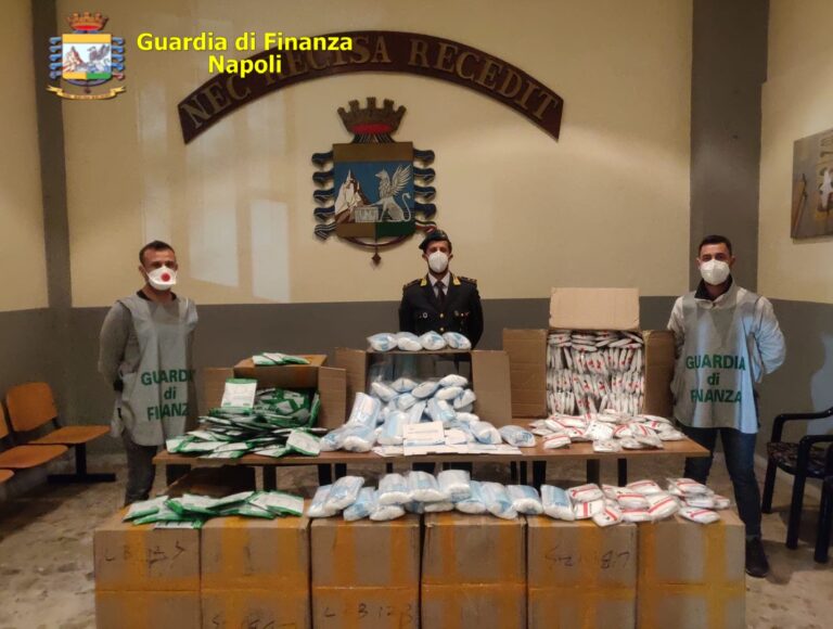 VIDEO Napoli, mascherine con marchio della Comunità Europea contraffatto: sequestrati 116mila pezzi a Gianturco