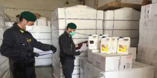 VIDEO E FOTO Mondragone, sequestrata fabbrica di igienizzante senza autorizzazione: sito e 5mila litri di prodotto sequestrati, titoloare denunciato