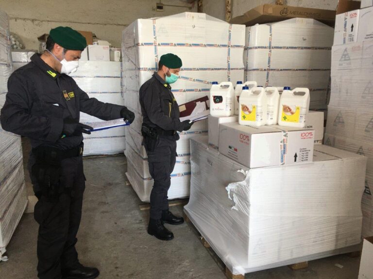 VIDEO E FOTO Mondragone, sequestrata fabbrica di igienizzante senza autorizzazione: sito e 5mila litri di prodotto sequestrati, titoloare denunciato