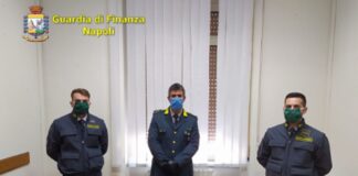 VIDEO Mascherine e gel igienizzante senza autorizzazione, altra fabbrica scoperta nel Napoletano: 5700 confezioni di prodotto sequestrate e due responsabili denunciati