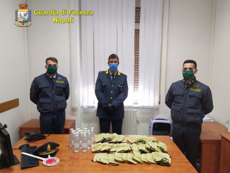 VIDEO Mascherine e gel igienizzante senza autorizzazione, altra fabbrica scoperta nel Napoletano: 5700 confezioni di prodotto sequestrate e due responsabili denunciati
