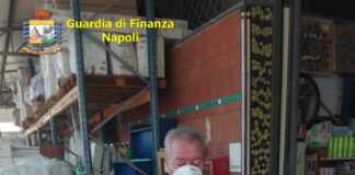 VIDEO Igienizzante e salviettine disinfettanti farlocche, continuano i controlli sulle fabbriche non autorizzate nel Napoletano: 5.300 confezioni di prodotto sequestrate e responsabili denunciati