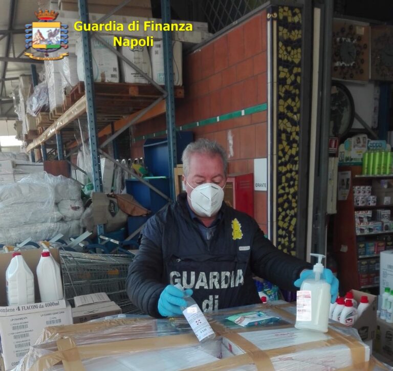 VIDEO Igienizzante e salviettine disinfettanti farlocche, continuano i controlli sulle fabbriche non autorizzate nel Napoletano: 5.300 confezioni di prodotto sequestrate e responsabili denunciati