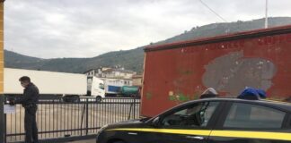 VIDEO Maddaloni, rimessa veicoli commerciali non autorizzata e smaltimento illecito di rifiuti: area da 6000 mq sequestrata e titolare denunciato