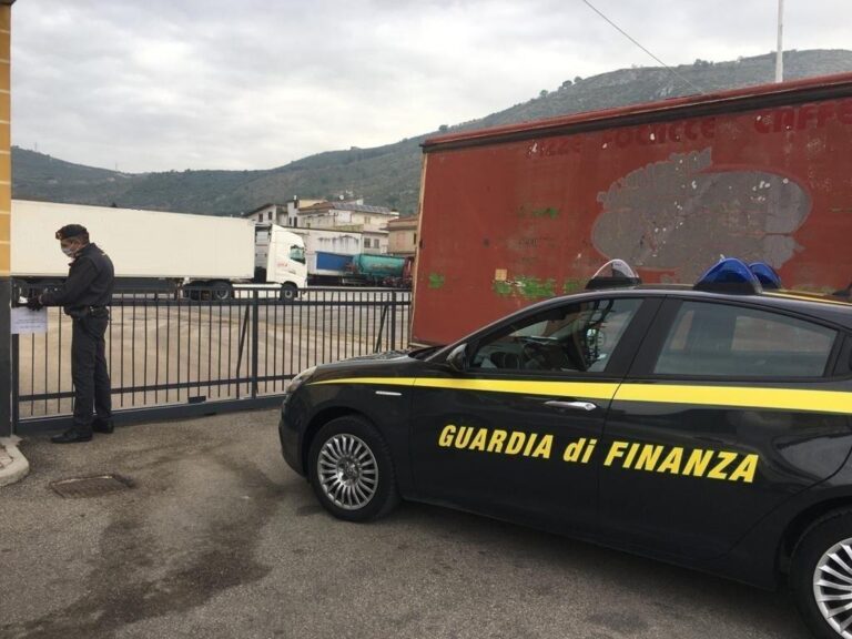 VIDEO Maddaloni, rimessa veicoli commerciali non autorizzata e smaltimento illecito di rifiuti: area da 6000 mq sequestrata e titolare denunciato