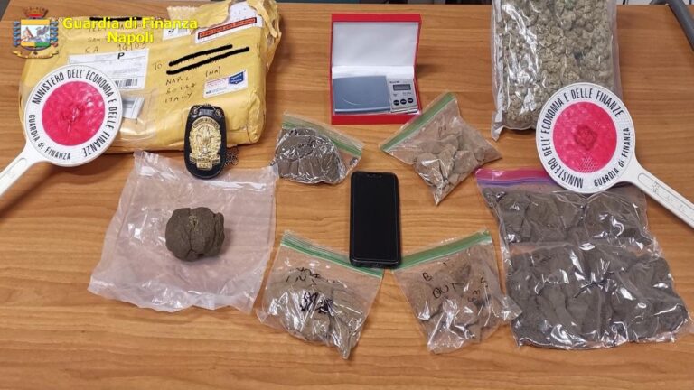 Spaccio di droga ‘per corrispondenza’ nel Napoletano, hashish e marijuana spediti direttamente a casa: sequestrati oltre 2 chili di stupefacente in 90 plichi postali