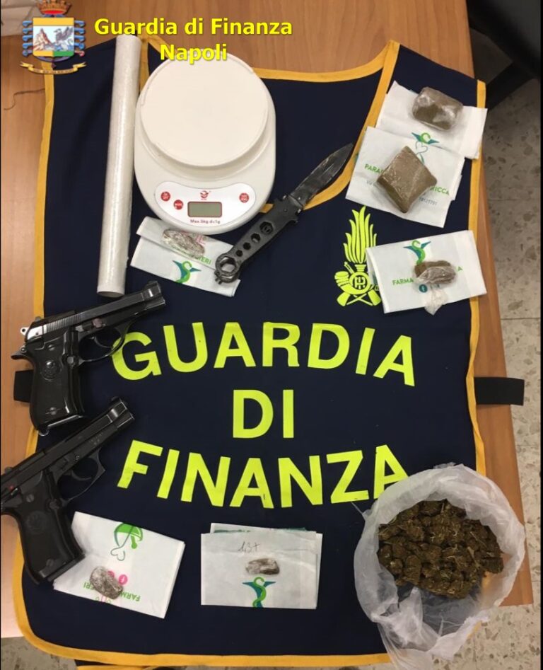VIDEO E FOTO Controlli anti Covid nel Napoletano: pusher 24enne ai domiciliari, sospesa attività di pasticceria che ha violato i divieti