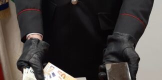 Napoli, passeggia con la figlia ma ha in tasca soldi e 100 grammi di hashish: arrestato pusher 33enne