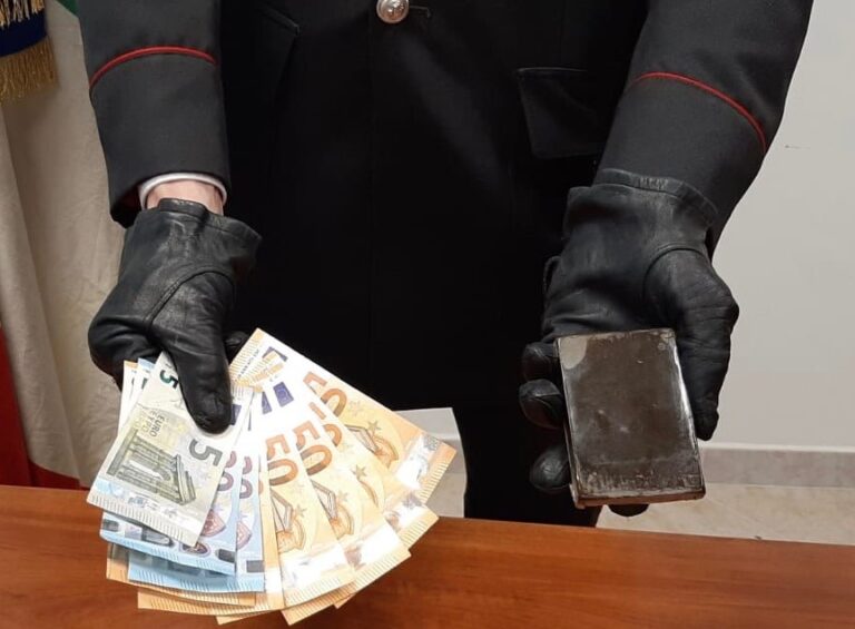 Napoli, passeggia con la figlia ma ha in tasca soldi e 100 grammi di hashish: arrestato pusher 33enne
