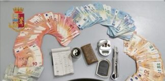 Napoli, droga e soldi nel ‘basso’: arrestato pusher 30enne
