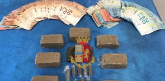 Spaccio di droga a Napoli, un chilo di hashish e 7.500 euro in contanti nascosti in casa: arrestata pusher 50enne a Pianura