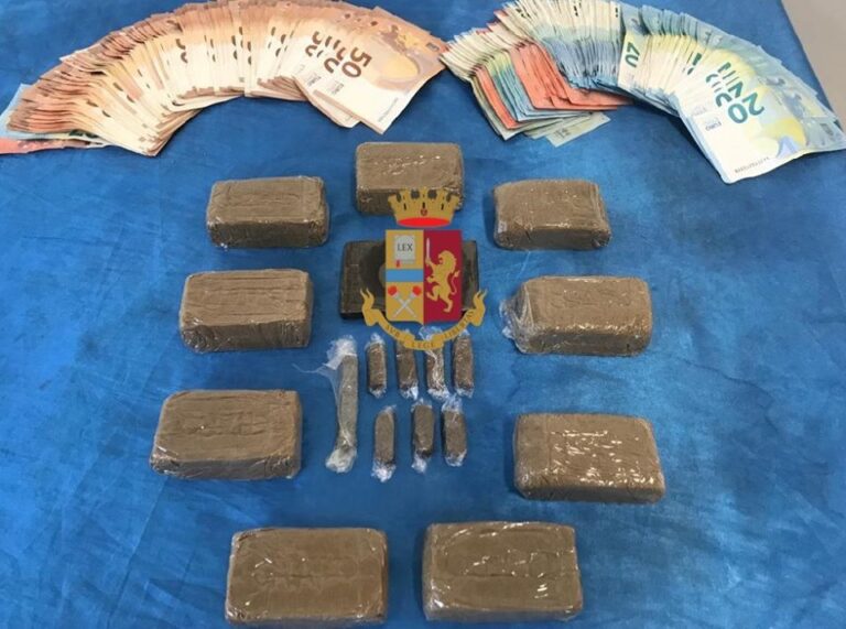 Spaccio di droga a Napoli, un chilo di hashish e 7.500 euro in contanti nascosti in casa: arrestata pusher 50enne a Pianura