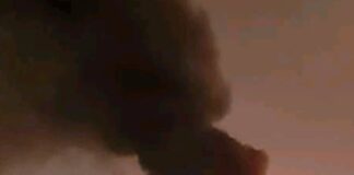 Enorme incendio nel Napoletano, devastato un capannone industriale a Casoria: vigili del fuoco all’opera tutta la notte per domare le fiamme