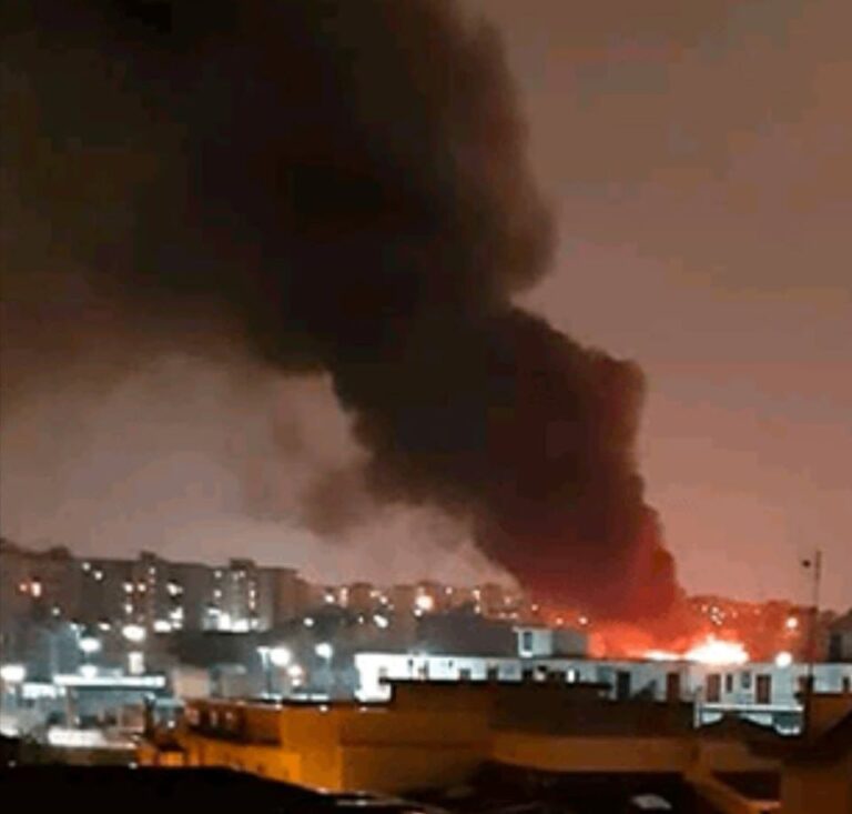 Enorme incendio nel Napoletano, devastato un capannone industriale a Casoria: vigili del fuoco all’opera tutta la notte per domare le fiamme